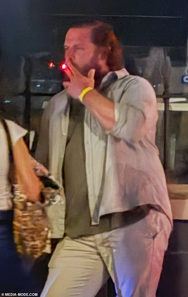 Sportska zvijezda viđena je kako se smije dok je razgovarala sa ženama prije nego što mu je puhala cigaretu