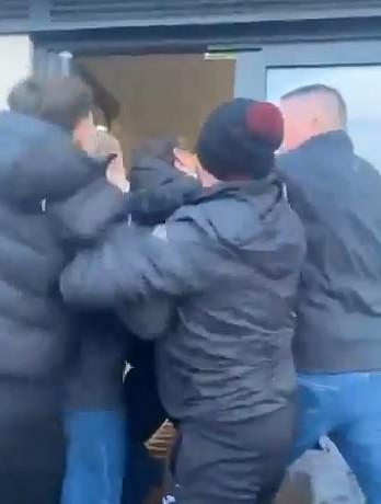 Navijači su pokušali nastaviti masovnu svađu u svlačionice, ali igrač se uspio izvući