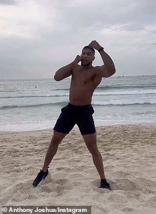 Joshua je bio u toplesu dok je sjeni bokse