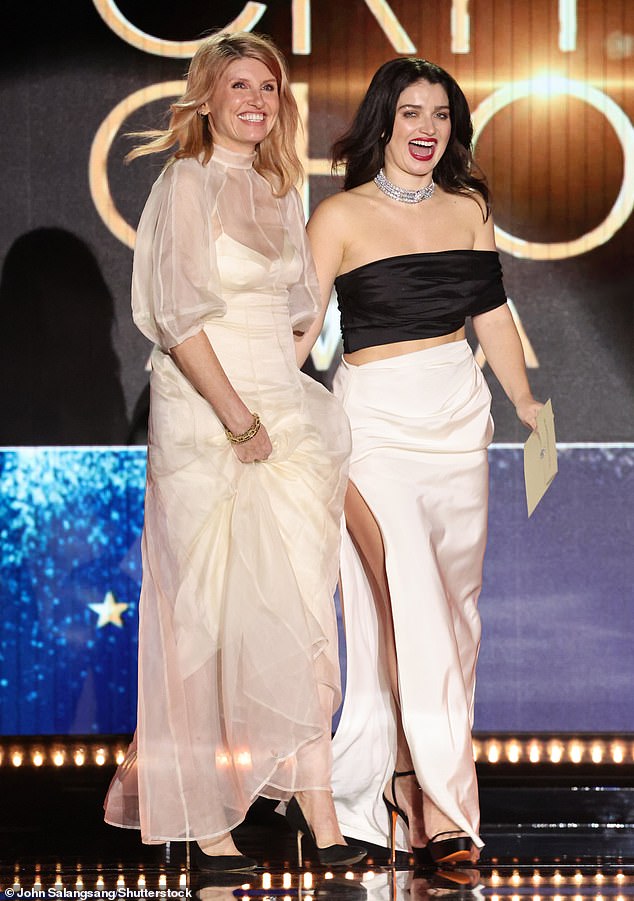 Sharon je nastavila razgovarati o svojoj anksioznosti i kako sada uzima beta blokade, što joj je pomoglo da se uruči na nagrade za izbor kritičara 2023. sa zvijezdom Evom Hewson (na slici)