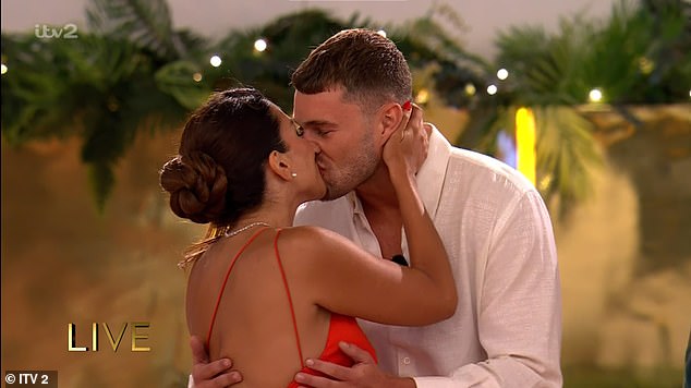 'Sjećam se samo da smo imali izuzetno intenzivan kontakt očima, iskreno me iznenadila na putu', rekao je Curtis razmišljajući o njegovoj vezi s Ekin-Su