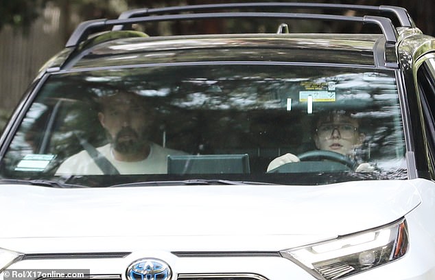 Fin je također vozio oca okolo u bijeloj Toyoti