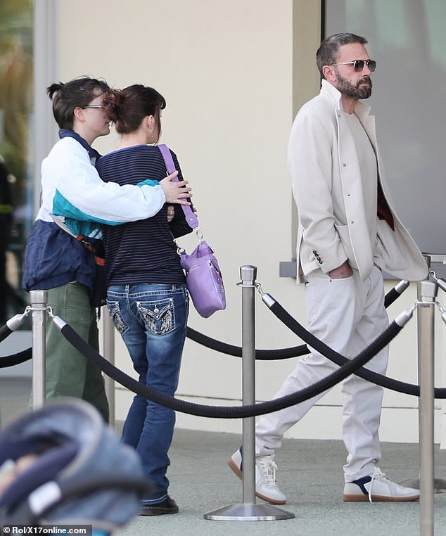 Skupini su se pridružili jedan od FIN -ovih prijatelja