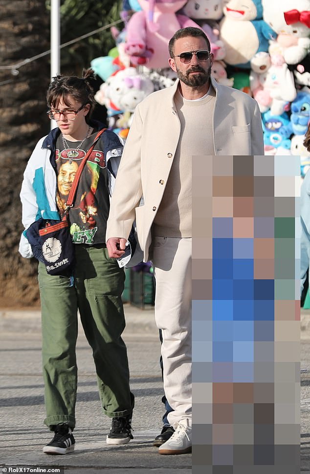 Affleck je izgledao oštro u kaputu taupe, vrhnjem džempera i hlačama