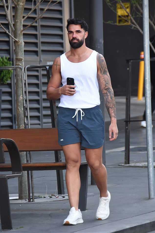 Kad nije dobio odgovore koje je želio, izbio je u bijesu, navodno je prijetio da će ilegalno zabilježiti privatne razgovore s producentima