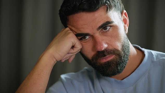 Insajder je rekao Daily Mail Australia da ga je Adrian izgubio kad je saznao da će kampanja nastupiti njegovu mladenku Awhina Rutene, zajedno s Jamiejem Marinosom, Jacqueline Burfoot, Daveom Thomasom, Ryanom Donnellyjem, Paulom Antoineom i Billyjem Belcherom, dok je bio zanemaren