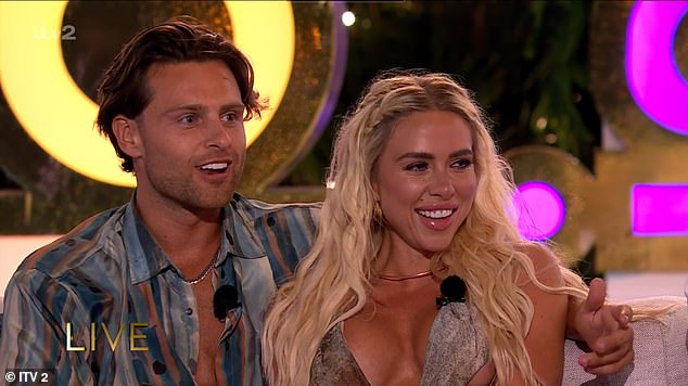 Casey je napokon dobio svoj sretan kraj plavokosom bombom Gabby nakon što se tri puta pojavio u showu