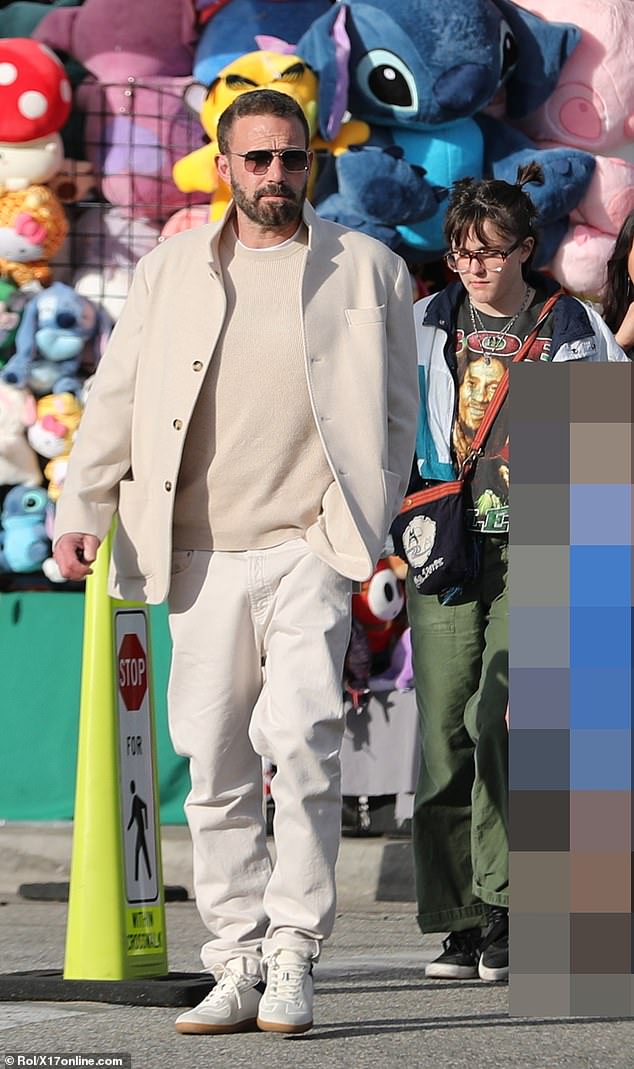 Modni par sunčanih naočala s ljubičastim slojevima zaštitio mu je oči