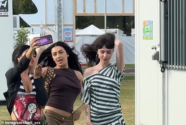 360 pjevač odigrao je brojne emisije širom Australije. Na slici: Charli XCX s Clairom i Beabadoobee na Laneway Festivalu