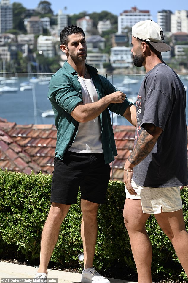 Muškarci su se ležerno obukli za njihovo nadoknadu, što je potaknuo Eliot posjećivao sa Gold Coast