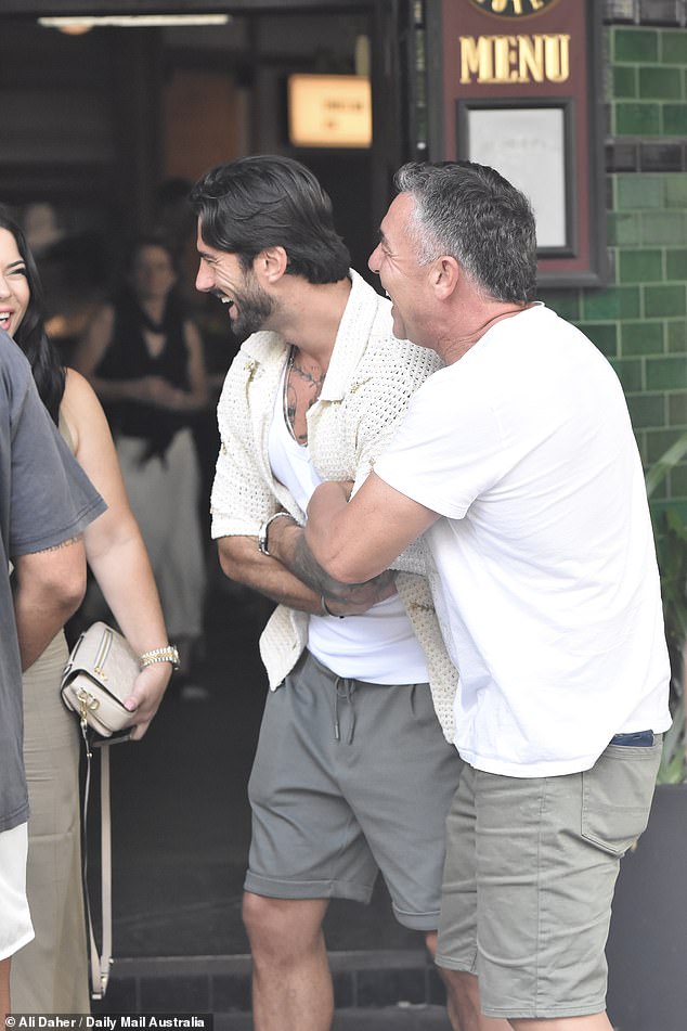 Tony i Eliot imali su prijateljsku hrpu na putu u mjesto