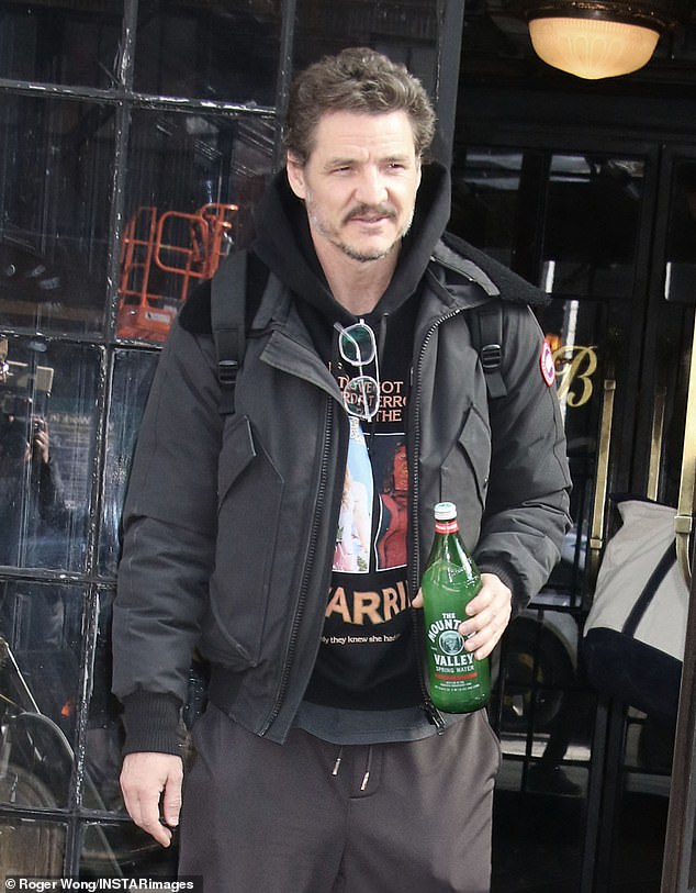 Glumac, 47, držao je niski profil u crnoj kanadskoj jakni od guske slojevito preko grafičke kapuljače i jogera. Udružio je izgled s par bijelih na trenerima dok je nosio crni ruksak