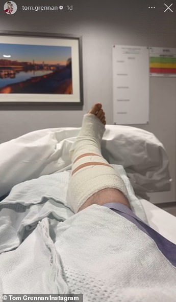 Pjevač, 29, iznenadio je obožavatelje kad je poveo na svoje Instagram priče kako bi podijelio fotografije sebe kako leži u krevetu s glumačkom castinjom oko desne noge