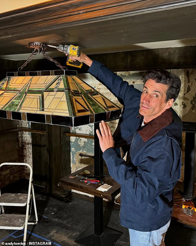 Old Mates Pub je bio tri godine u nastajanju, otkrio je Lee na Instagramu