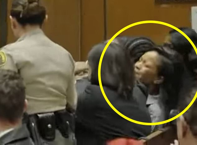 Rihanna (36), majka svoje dvoje djece, plakala je dok je presuda pročitana, a on je otrčao da je prihvati