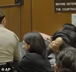 Sudnice u Los Angelesu, prepuna obožavatelja hip-hop izvođača i njegovog pjevačkog superzvijezde, eksplodirala je u vrisak Glee dok su Rocky i Rihanna prigrlili i zaplakali