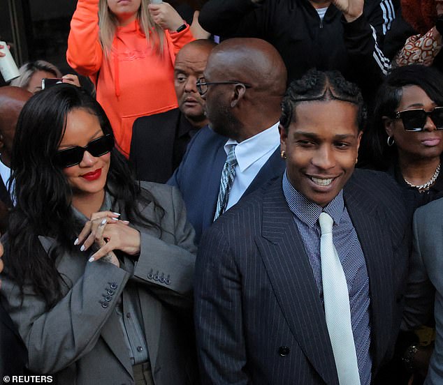 Sretni par viđen je kako izlazi iz suda