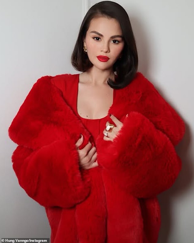 Dvostruki nominirani Grammy stavio je zadivljujući zaslon u 753 £ (950 USD) Red Roland Mouret 'Vuna za krojanje dugih rukava' mini-haljina
