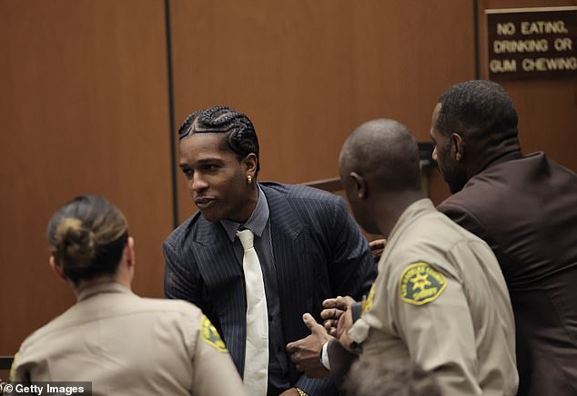 Sudnice u Los Angelesu izbila je navijači dok se par prilijepio jedni prema drugima, prevladao je s olakšanjem