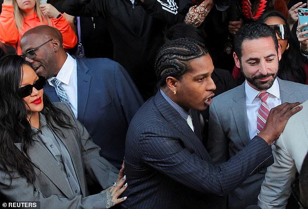 Pjesma superzvijezda rođene u Barbadosu i modni mogul privukli su pažnju tijekom izlaska na teren kako bi podržali svog dečka, s kojim dijeli dvoje djece s: RZA, dva i Riot Rose, jedan