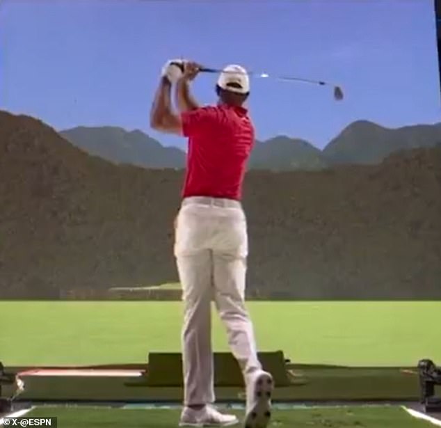 Legendarni golfer koristio je klin s gotovo 200 metara do (virtualne) rupe i vidio da njegov udarac pada izuzetno kratak od zelene boje