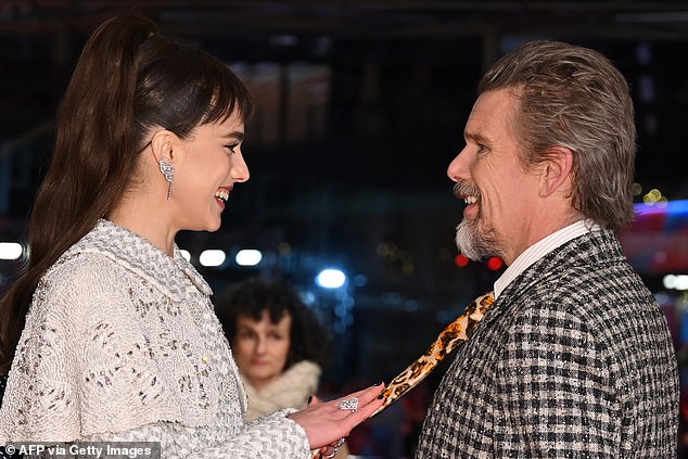 Tijekom izgleda na crvenom tepihu, zvijezde nisu mogle sadržavati svoje kikotanje dok su razgovarale o njegovoj čudnoj kravate