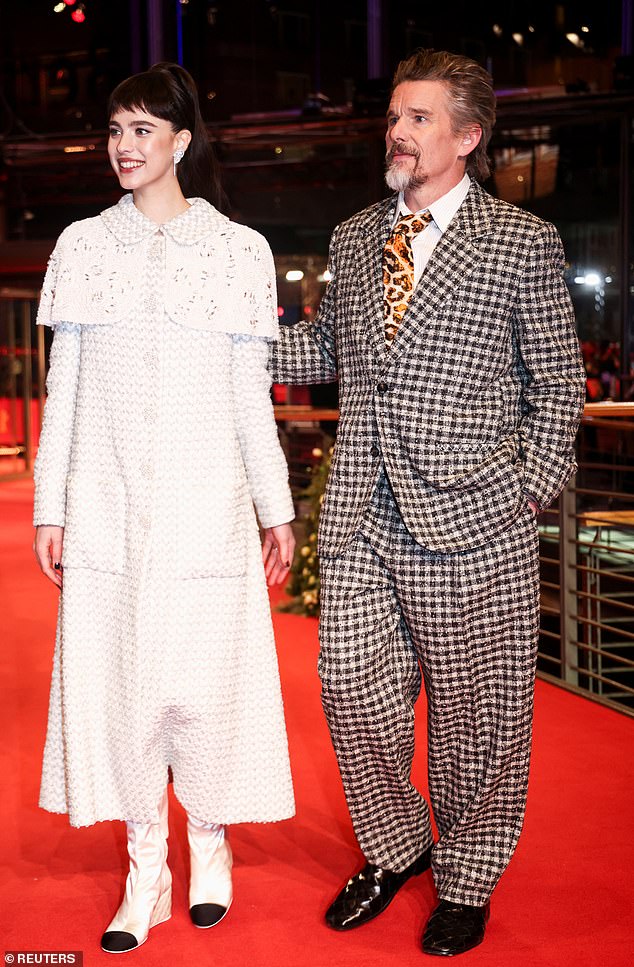 Da bi dovršila svoj izgled, zvijezda je oblikovala svoje brinete u elegantnom dodatku i nosila blistavu paletu šminke