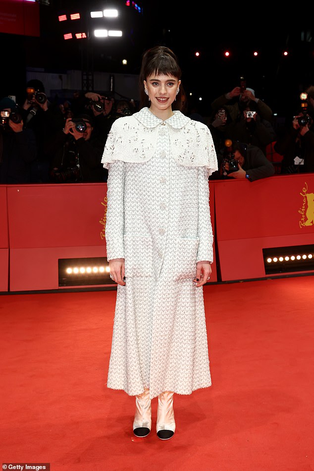 Glumica je izrezala elegantnu figuru u dugom bijelom i srebrnom predimenzioniranom kaputu koji je na sve strane imao chevron print i ukrašen dizajn ramena poput rta