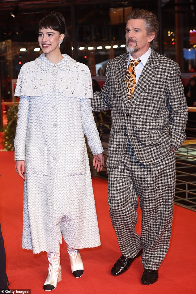 Glumici se pridružio i njezina zvijezda Ethan Hawke, 54, koji je izgledao dapper u crno-bijelom provjerenom odijelu