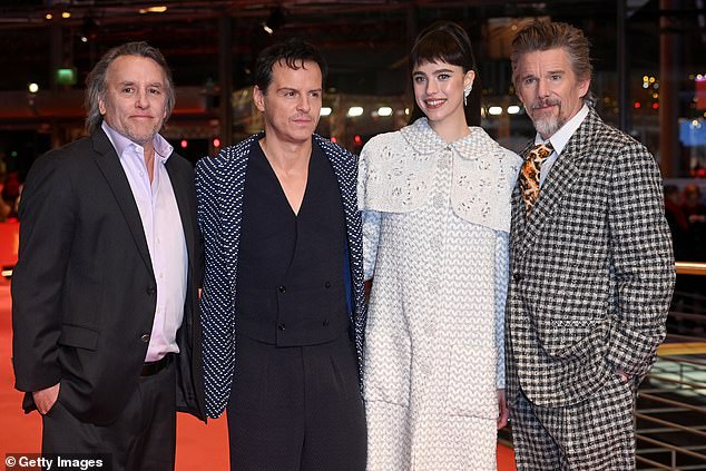 U međuvremenu, Ethan je sa svojim ansamblom udružio hrskavu bijelu košulju i čudan narančastu kravatu dok je pozirao zajedno sa svojim zvijezdama (LR Richard Linklater, Andrew Scott, Margaret i Ethan)