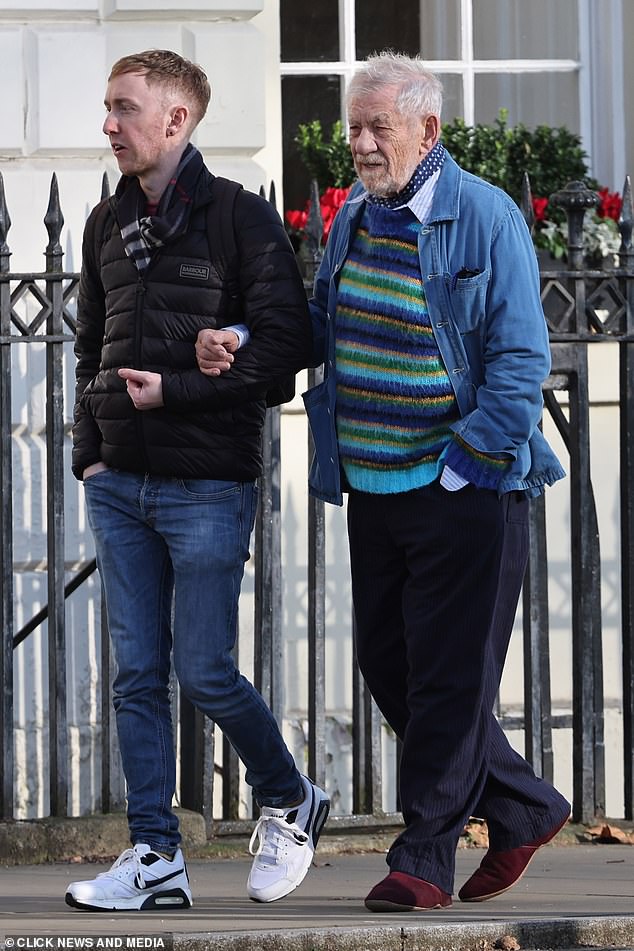 Sir Ian je također primijećen na ruci pomagača koji ga je vodio kao legendu o oktogeneriji dok je hodao