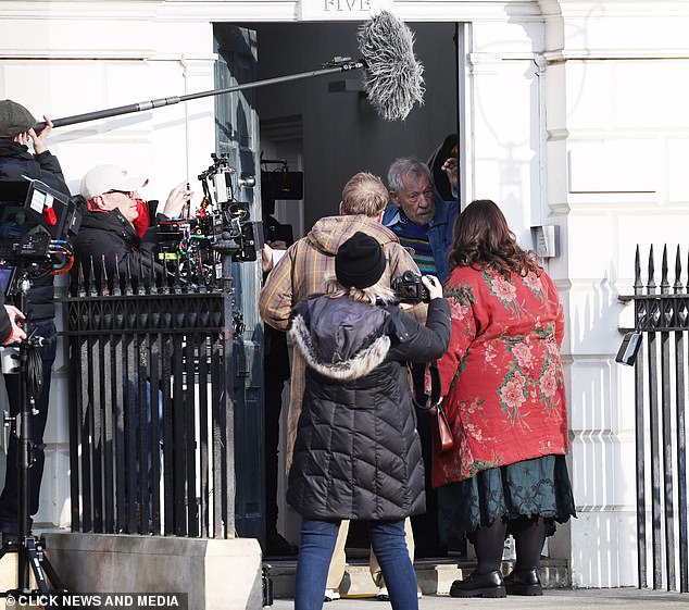 Pozornica i filmska karijera sir Iana trajala je više od šest desetljeća, ali izazvala je zabrinutost kad je u lipnju pao na pozornicu Noel Coward Theatre u Londonskom West Endu