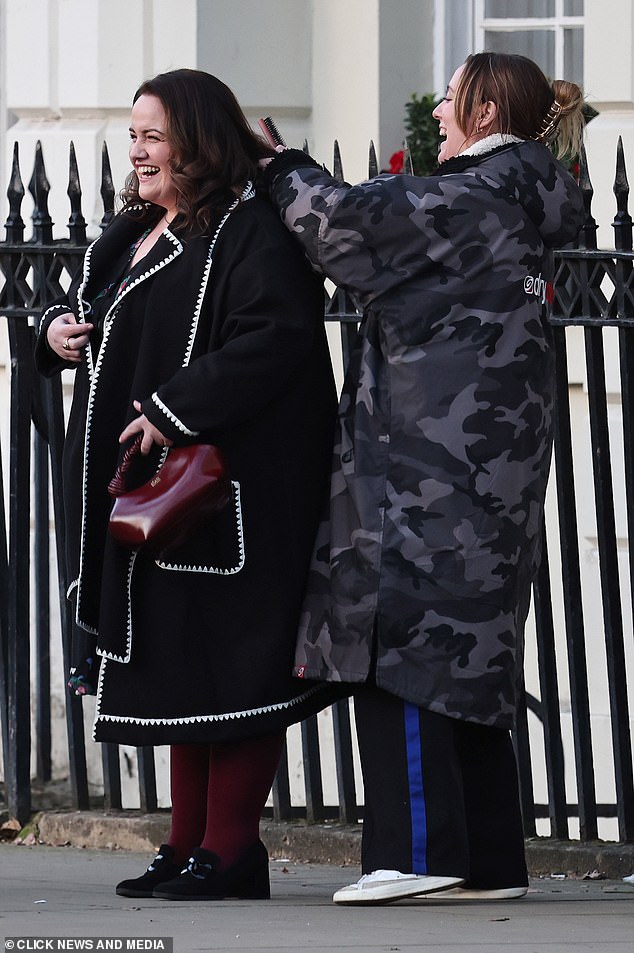 Kasnije se presvlačila u drugi ansambl, Jessica je izvela crno -bijeli kaput, dok je frizerka zavijala njezinu brinetsku kosu za scene