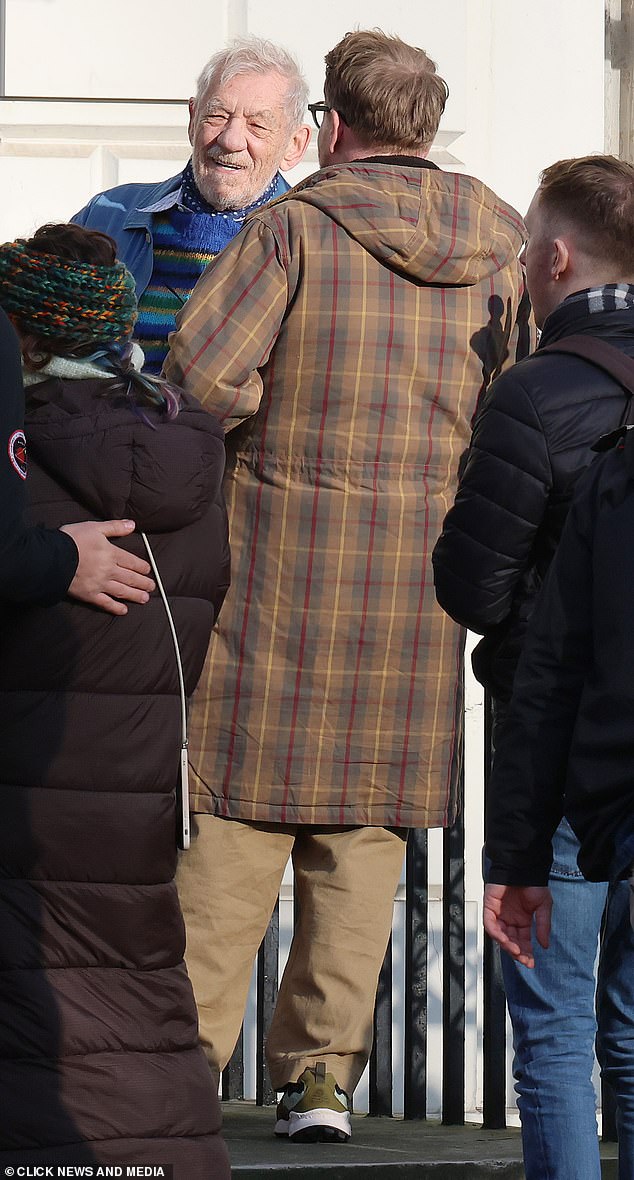 Ian je prevezen u bolnicu i pozvao se da se odmori nakon što je pao s pozornice tijekom izvođenja svog show igrača Kings