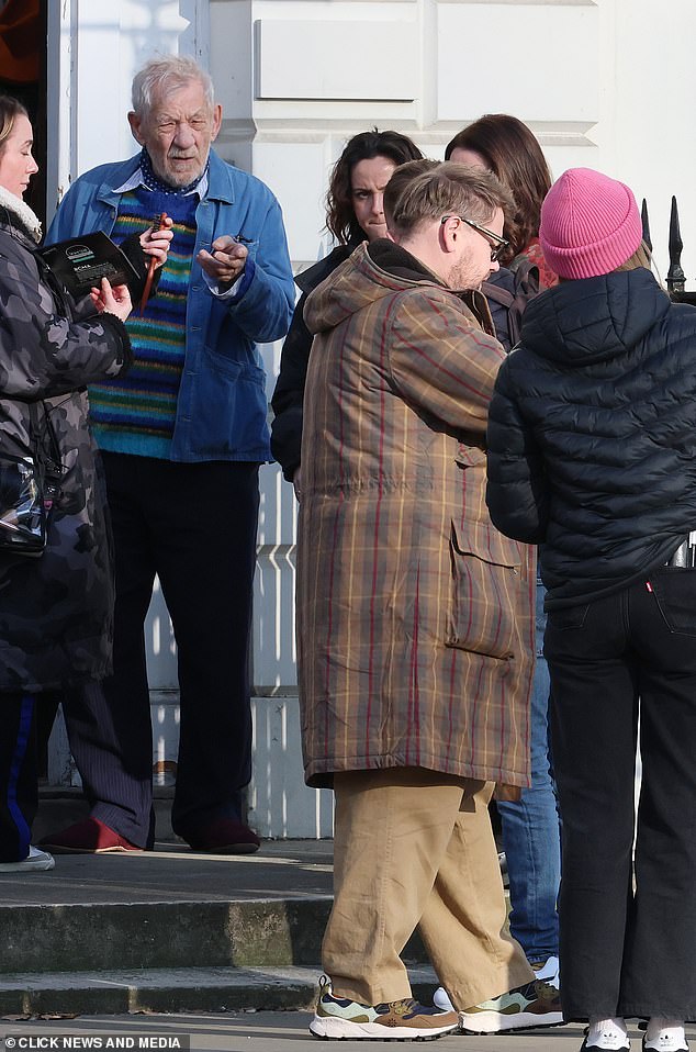 Ian je viđen kako razgovara s Jamesom dok su morali raditi na scenama