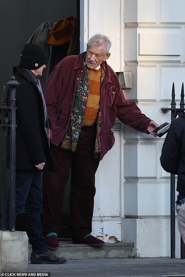 Ian je prerezao ležernu figuru u burgundskoj podstavljenoj jakni dok je krenuo u London kako bi snimio svoje scene za film