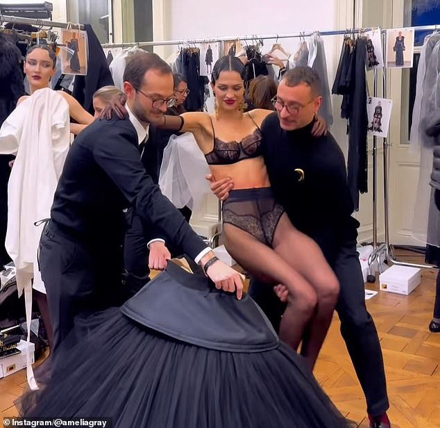 Kćeri reality TV zvijezde Lisa Rinna trebala je dva muškarca da je podignu u veliku suknju s loptom u Jet Black