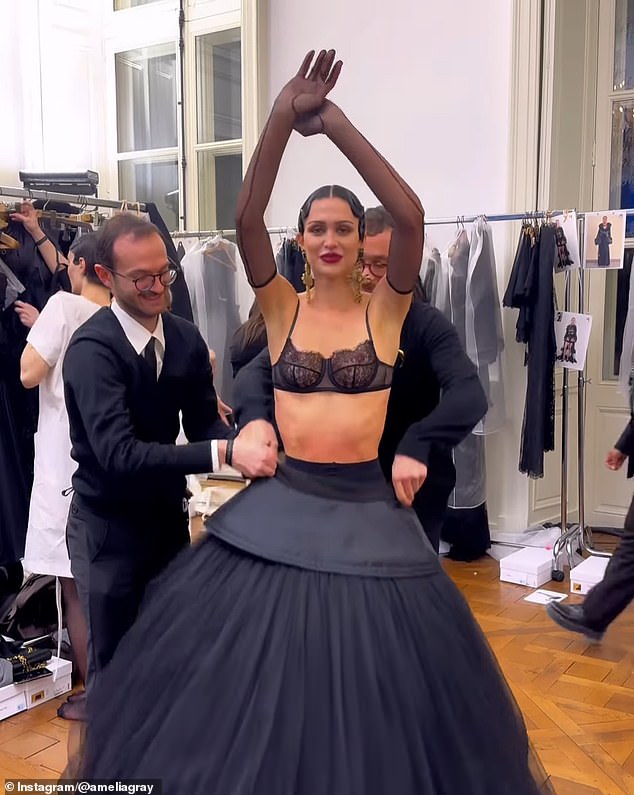 Kraljica glamura imala je kosu leđa leđa s valovima na bočnim stranama, a dodala je velike križne naušnice i dramatičnu crvenu usnu krvi