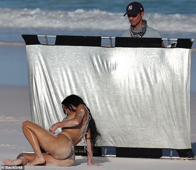 Njezin bikini uključivao je visoko izrezano dno koje je gledateljima ponudio pogled na njezin svjetski poznati derriere dok se ona valjala po pijesku