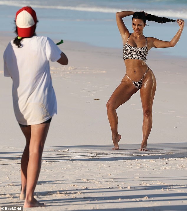 Oštrela je svoje obilježje naturalističkom šminkom i pustila da joj luksuzne duge crne brave slobodno lepršaju iza nje u oceanskom povjetarcu