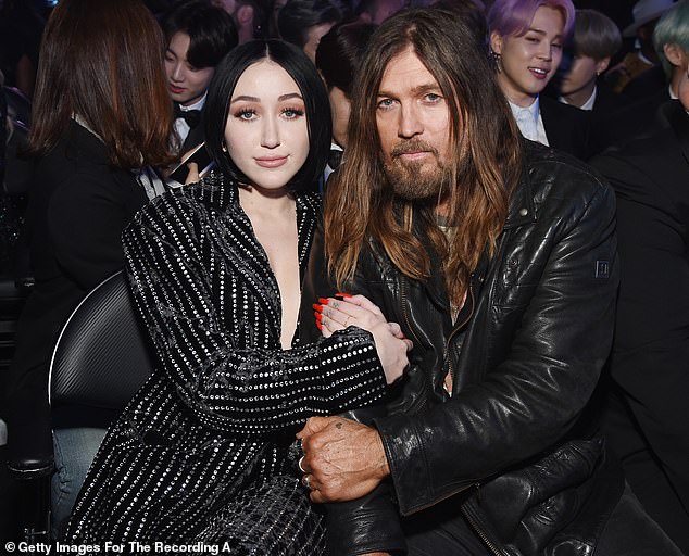 Miley, Brandi i Trace, navodno su nakon toga ostali od majke - i od tada su joj ostali bliski - što je dodatno razljutilo njihovog oca, dok su Braison i Noah (na slici lijevo) navodno na stranu Billyja Raya.