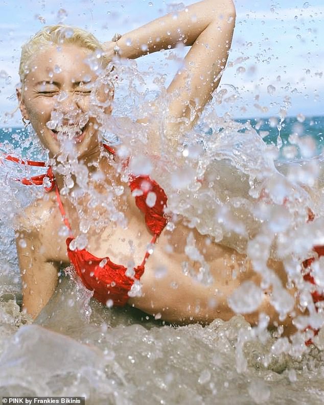 U drugom raskošnom snimku, ljepota se mogla vidjeti kako se ugasi u plićaku u lepršavom crvenom bikiniju