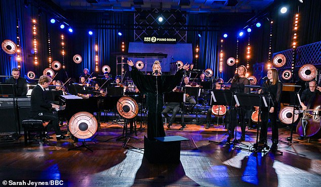 Kate je izvela klasičnu pjesmu, razgovarala o ljubavi, novoj pjesmi - pravo na vrijeme i naslovnica Ariane Grande 'Ne možemo biti prijatelji (pričekajte tvoju ljubav)