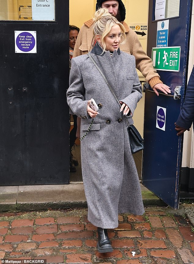 Ipak, s glamuroznim up -u iz performansa, Kate se pojavila u velikom raspoloženju dok je bljesnula kamere osmijeh prije nego što je ušla u taksi