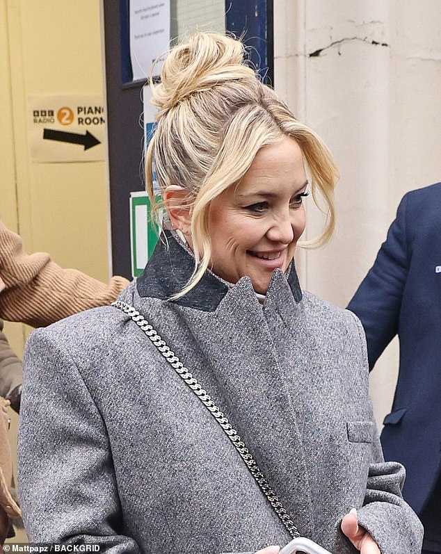 Nakon predstave, Kate je primijećena kako izlazi iz studija u Maida Vale. Zamotala se u dugački sivi vuneni kaput, komadne crne čizme