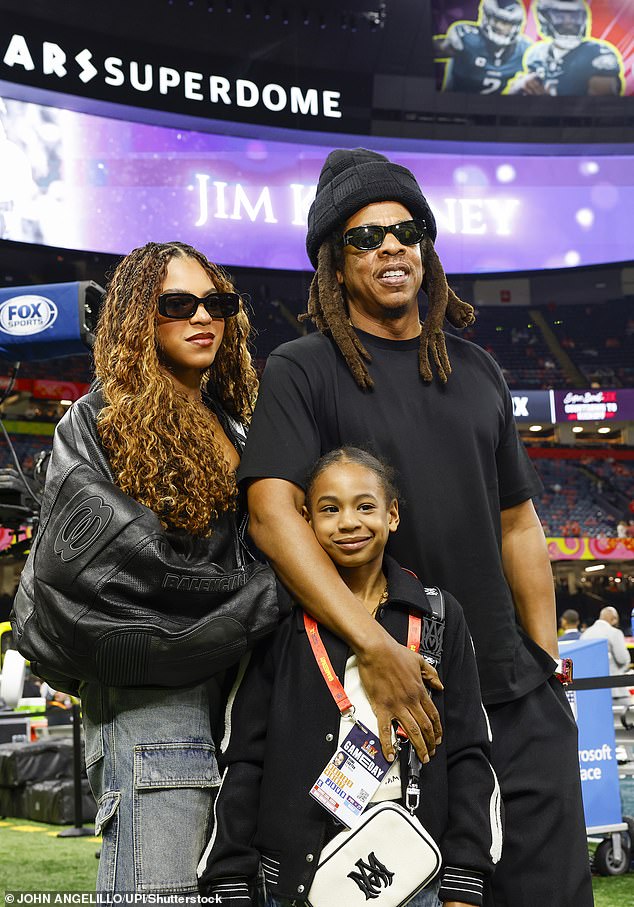Jay-Z se vidi na strani s kćerima Blue Ivy (L) i Rumi (C) prije Super Bowl Lix-a u Caesars Superdomeu u New Orleansu 9. veljače