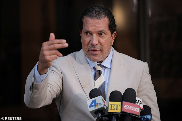 Tacopina je prošla zastupala visoke klijente poput predsjednika Donalda J. Trumpa, bejzbolskog puževa Alex Rodriguez i pokojnog Michaela Jacksona