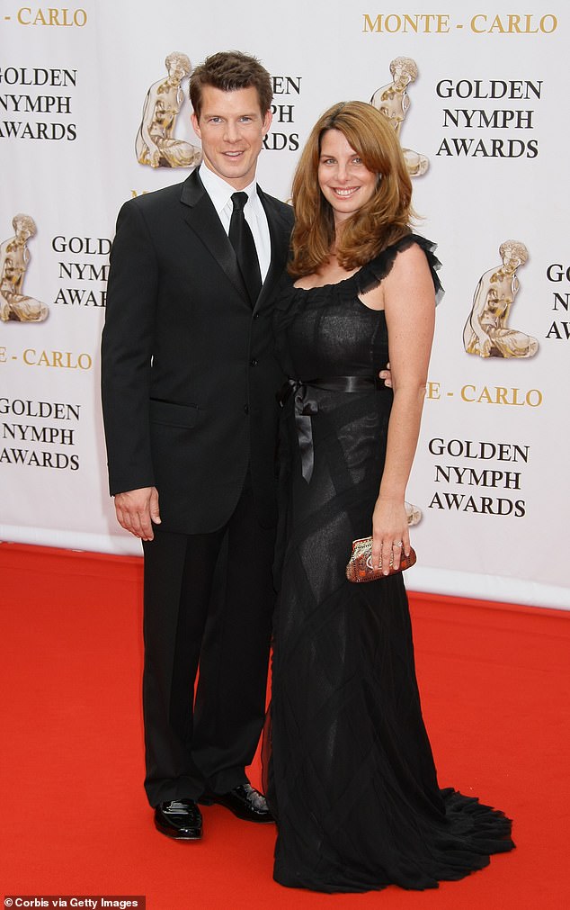 Mabius (viđen 2007. godine s tadašnjom Ivy Sherman prije njihovog podjele 2008. godine) rezerviran je u zatvoru i pritvoru okruga Nassau nešto prije 6 ujutro i suočen je