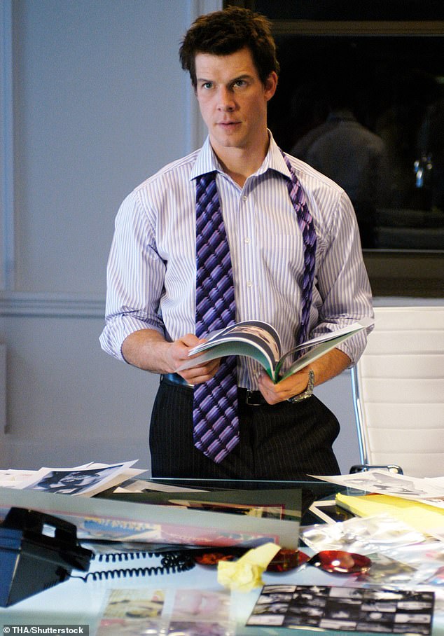 Izvještaj je dodao da su barmen i nekoliko drugih zaštitnika rekli ženi da je neugodna i da je htjela da ona ode, što je potaknulo ženu da pljune na nekoliko zaštitnika