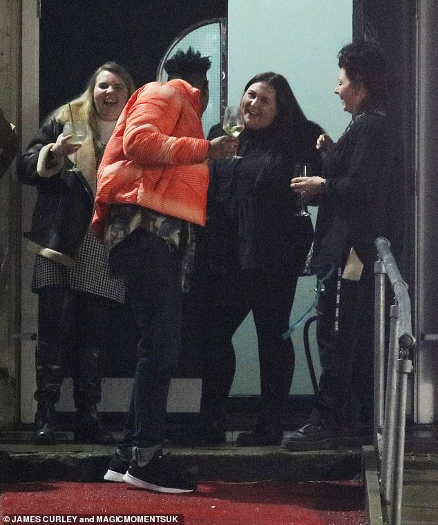 Matthew Morrison (Felix Baker) i Clair Norris (Bernadette Taylor) iskoristili su pića u ponudi dok su se na zabavi pili oko pića vina